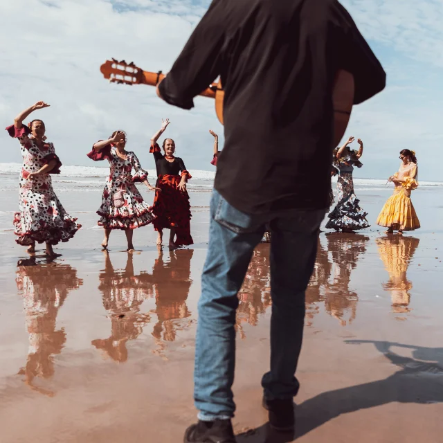 063 Greg Bronard Strand Tito Rücken Rücken Tänzerinnen Im Hintergrund 0554