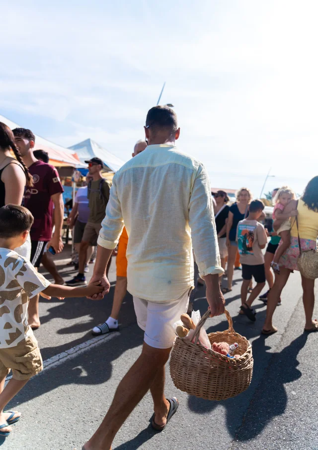 Le matin en famille au marché