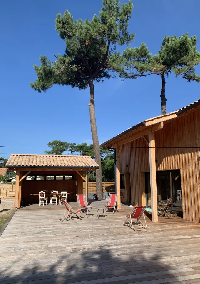 Jolie maison de vacances en bois, au bord de l'océan, sous le soleil et les pins